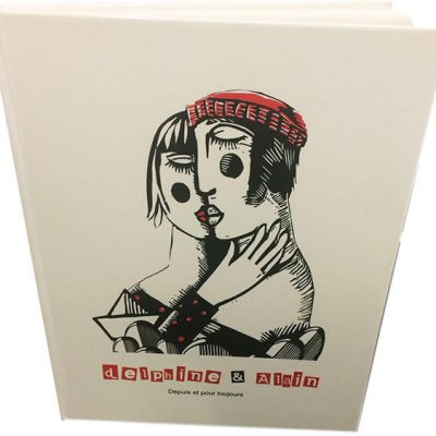 Livre couverture rigide avec dessin en noir et blanc