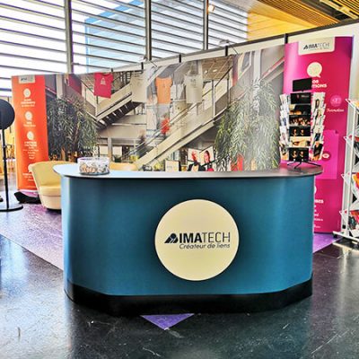 Stand modulable bleu devant un décors coloré