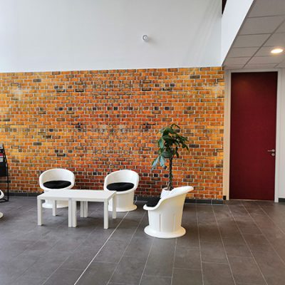 Toile tendue effet mur de briques et mobilier blanc